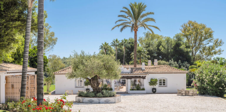 JAMES Immo Boutique Luxury Real Estate Marbella -Luxury real estate Knokke le Zoute, Luxury Real Estate Saint Tropez, Luxury Real Estate Ibiza, Norma Frank rental Marbella, Norma Frank development Marbella, Norma Frank Marbella, Skandiamaklarna Marbella, Baindoux Marbella