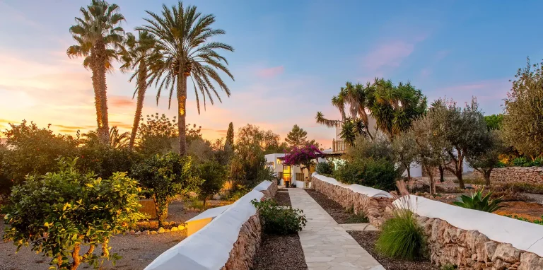 JAMES Immo Boutique Ibiza, buy luxury real estate Ibiza, luxe vastgoed te koop, Ibiza, buy luxury real estate Ibiza, Royal Estates Ibiza, project Residences Eularia des Riu Ibiza, Finca Can Barda Ibiza, Villa Diamond Bay Ibiza, Villa Blue Bay Ibiza, Villa Casa India