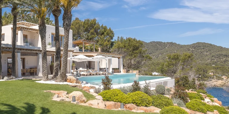JAMES Immo Boutique Ibiza, buy luxury real estate Ibiza, luxe vastgoed te koop, Ibiza, buy luxury real estate Ibiza, Royal Estates Ibiza, project Residences Eularia des Riu Ibiza, Finca Can Barda Ibiza, Villa Diamond Bay Ibiza, Villa Blue Bay Ibiza, Villa Casa India