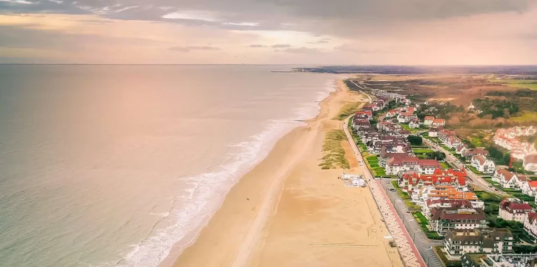 JAMES Immo Boutique Knokke, koop luxe vastgoed Knokke, Luxe vastgoed Knokke le zoute, Luxury Real Estate Knokke, Immo Brown Knokke, Immo Pallen Knokke, Tine Immo Boutique Knokke, Immo Colpaert Knokke, luxe vastgoed Knokke, JAMES the BnB Butler villa huren Knokke, Zoute Exclusive Knokke